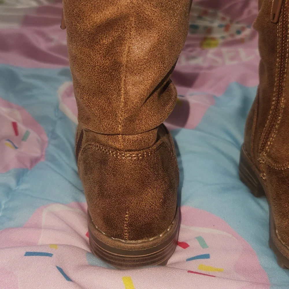 Boots - Picture 6 of 8